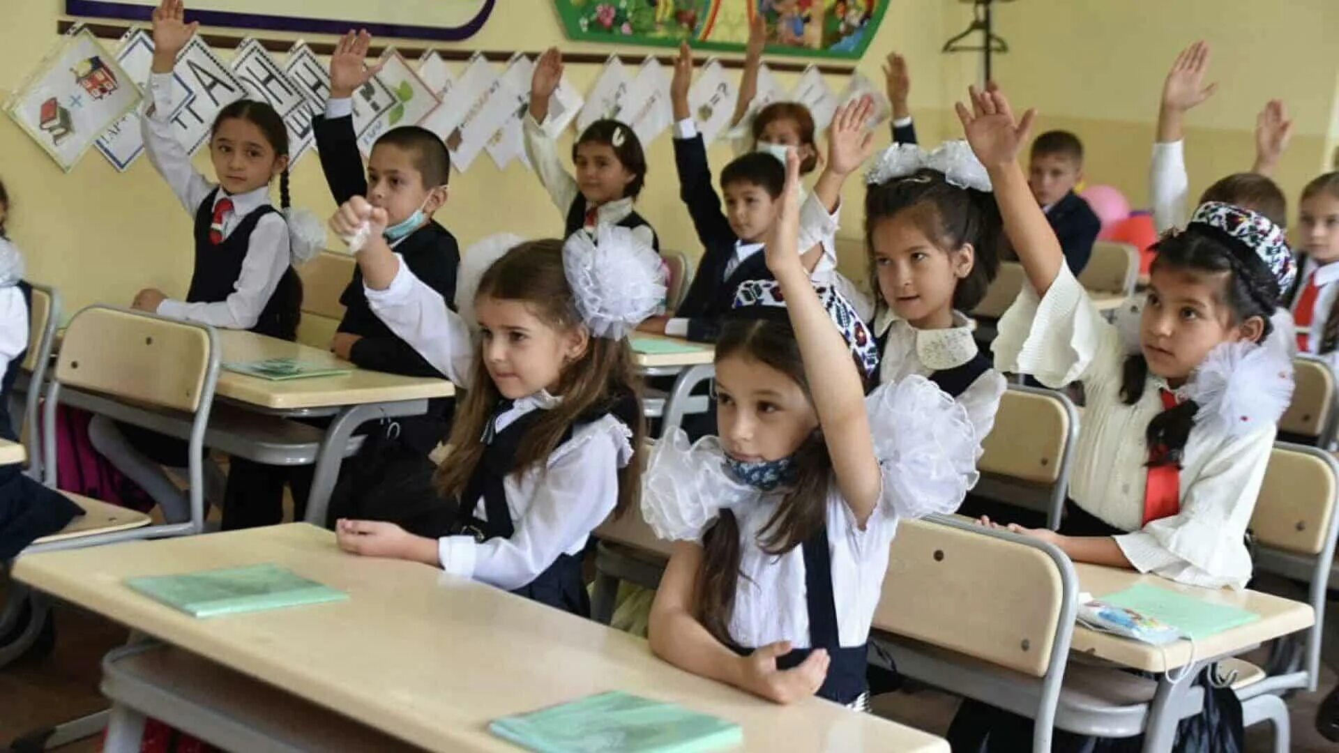 Таджикистан школа покажите. Таджикистан школа покажите. Школа 31 в исфаре. Первый звонок в таджикистане. Таджикистан школа покажите.