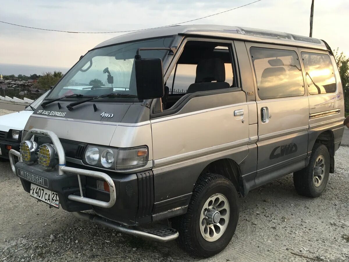 Mitsubishi Delica III. Мицубиси Делика 4. Mitsubishi Delica 3 поколение. Мицубиси микроавтобус 4х4 Делика.