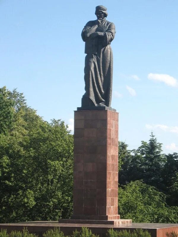 Памятник скорине в полоцке. Памятник франциска скорины в минске. Памятник франциску скорине в полоцке. Франциск скорина статуя. Франциск скорина памятник.