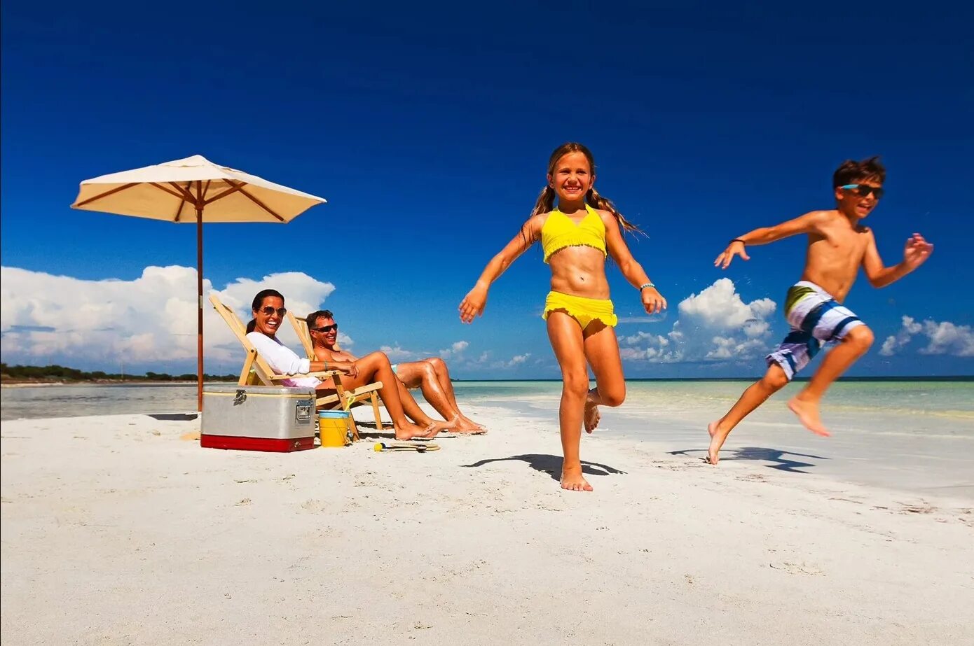 Дети на море. Семья на отдыхе. Лето отпуск море семья. Где отдохнуть летом с детьми на море. Корал тревел туроператор.