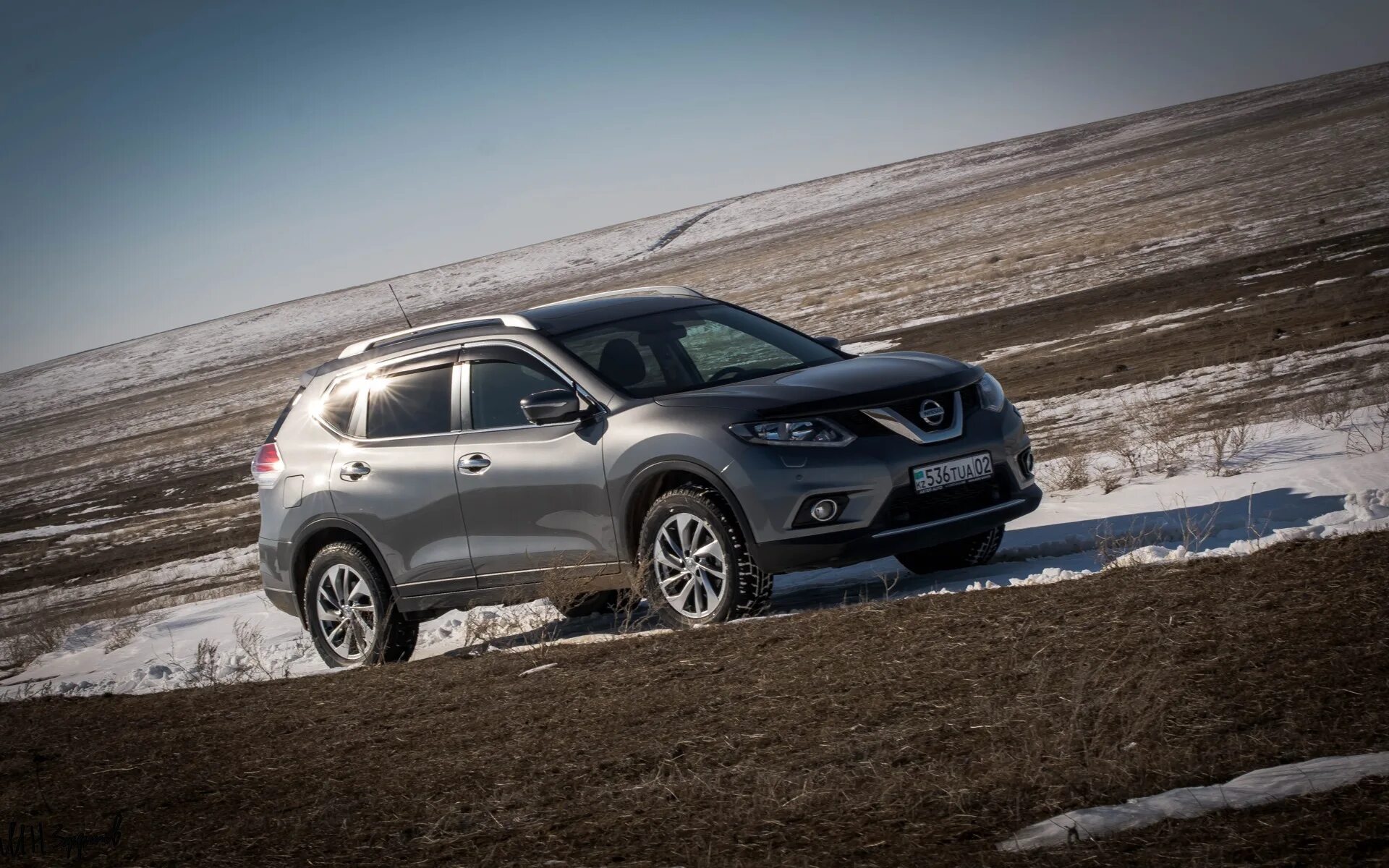 Газ x trail. Nissan x-Trail 2015. Ниссан х Трейл в дороге. Ниссан х Трейл 3 поколения 2015 года рядом с Прадо. Фото мужчин на фоне Nissan x-Trail.