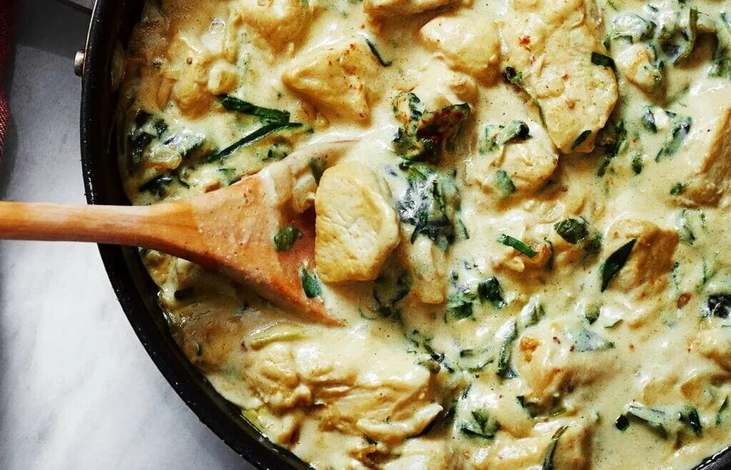 Рецепт куриное филе в соусе на сковороде. Куриная грудка в сливках со шпинатом. грудка в сливочном соусе. курица со шпинатом в сливочном соусе. куриные грудки в сливочном соусе.