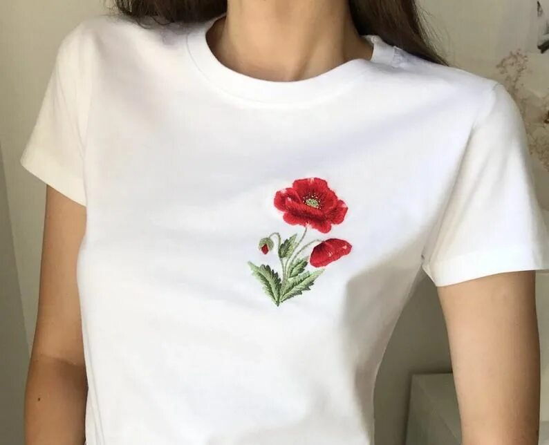 Вышивка на майке. Футболки с ручной вышивкой. Футболка с вышивкой женская. Футболки с ручной вышивкой. Необычные принты на одежде.
