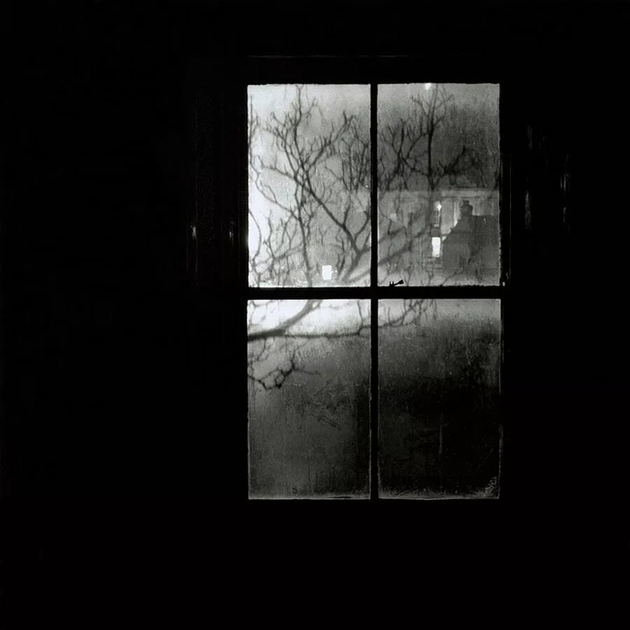 Темное окно. Ночное окно. Окно ночью. Одинокое окно.
