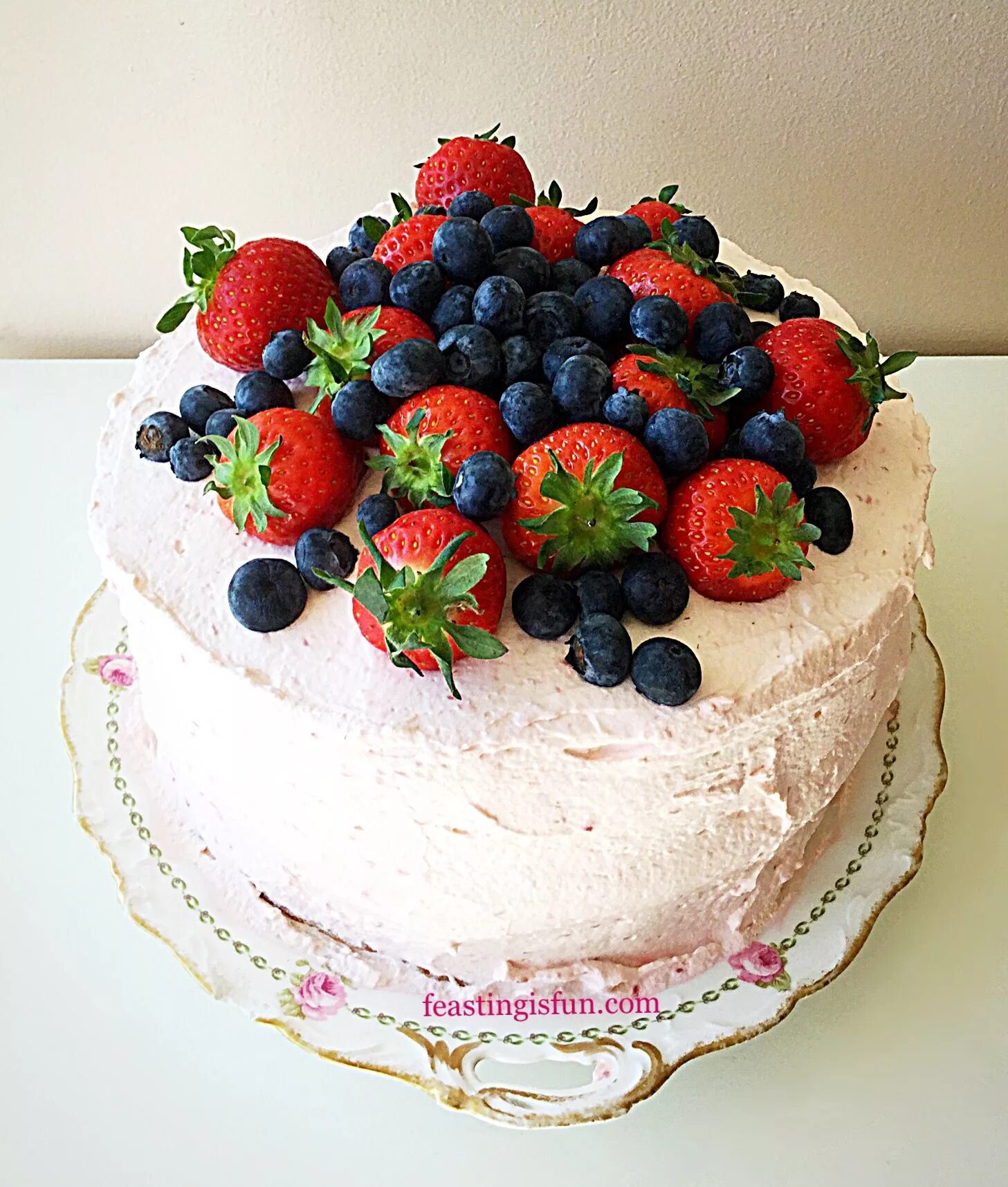 Торт с клубникой и голубикой. Украшение торта клубникой и голубикой. Украшение торта ягодами. Декор торта клубникой и голубикой.