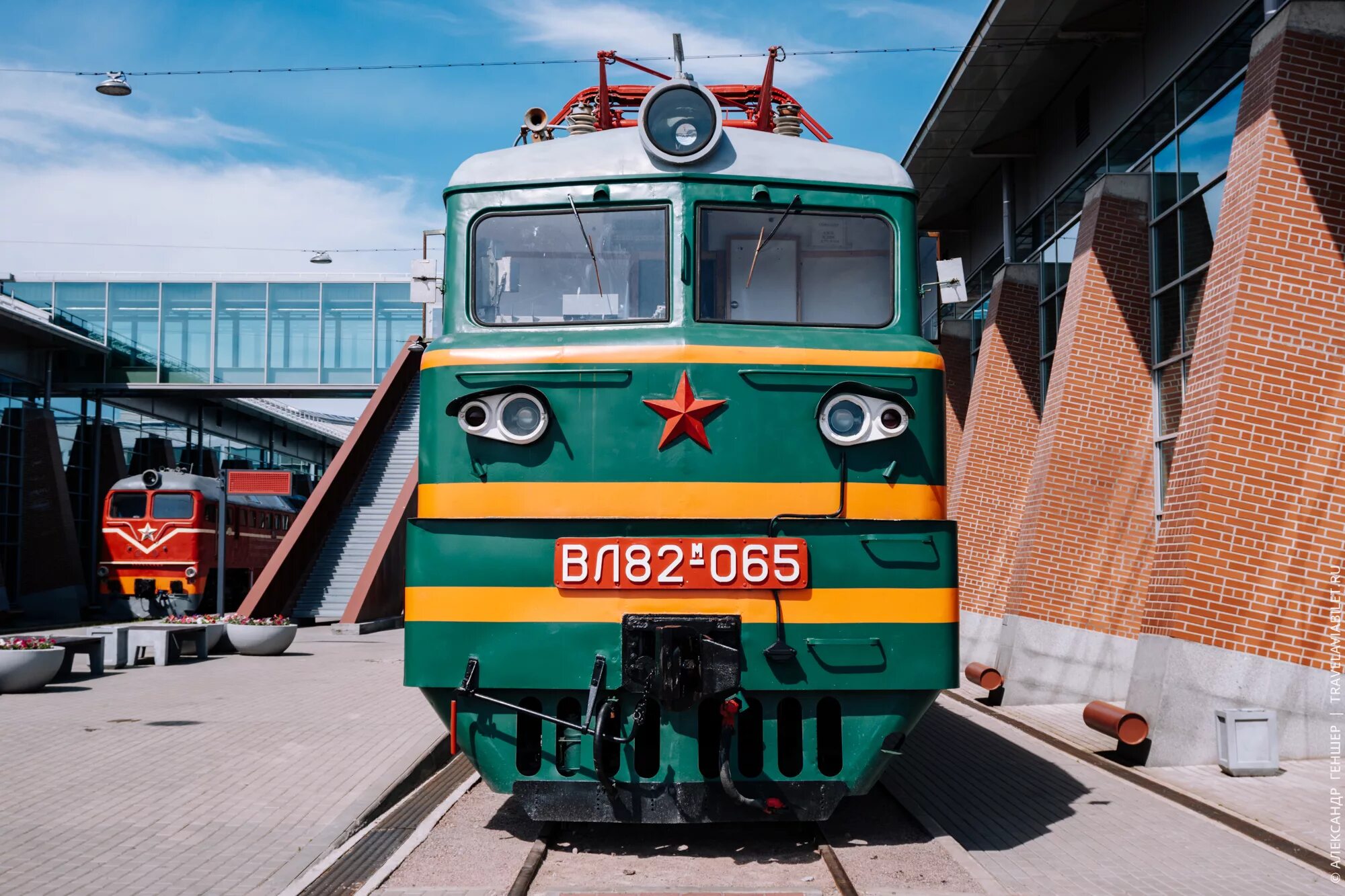 Покажи электровоз. Вл-82 Локомотив. Вл82 электровоз. Новочеркасский электровозостроительный завод вл80. Вл82м 065.