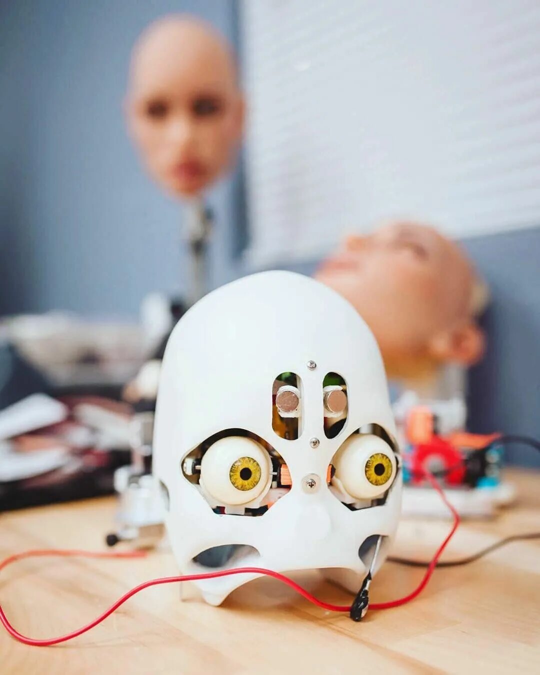 Robot brains. Мозг робота. Голова робота. Искусственный интеллект. Робот с мозгом человека.