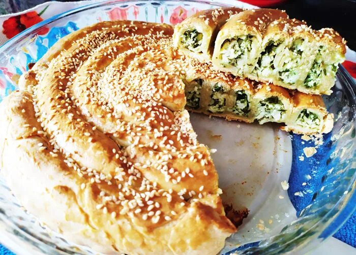 пирог улитка со шпинатом. пирог баница. пирог из слоеного теста. пирог улитка. слоеный пирог улитка.