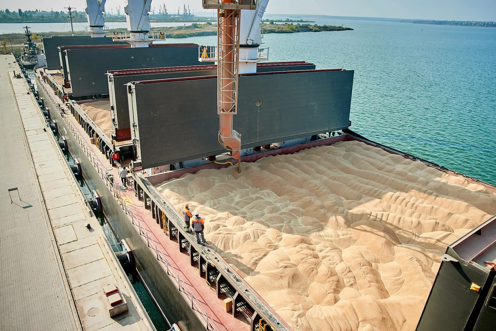 Погрузка зерна на судно в порту Украины. Перевалка зерна ФЕТЭКСИМ. Портовый терминал по перевалке зерна. Порт Одесса перевалка зерна. 12 млн тонн