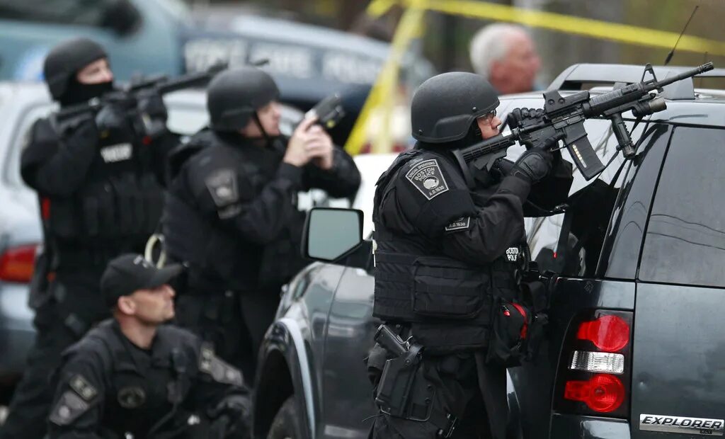 Примеры успешных операций полиции. Полиция сша стрельба. вооружение полиции сша. полицейский с оружием.