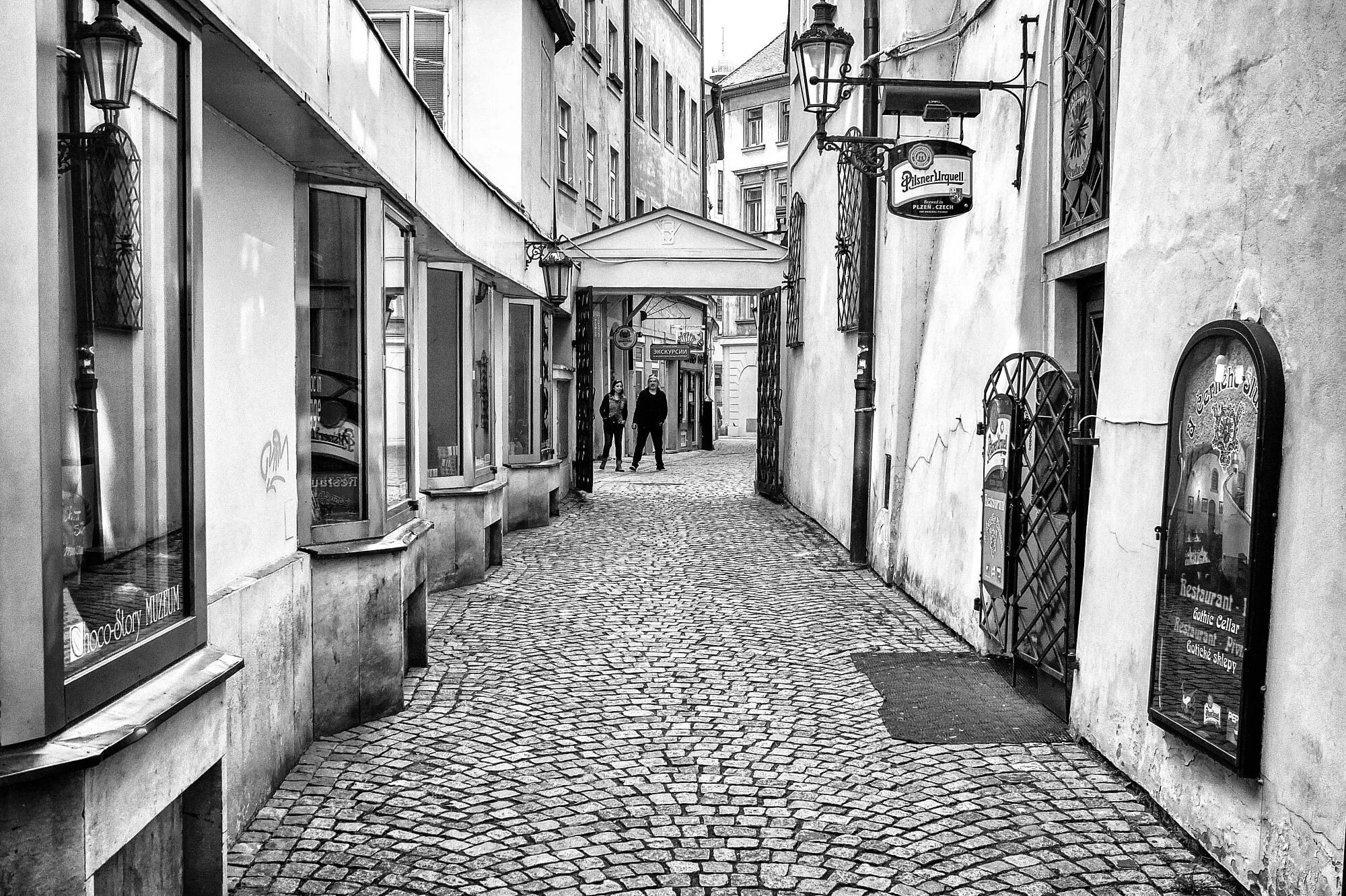 Прага улочки старого города черно белые. Старая улица. Чёрно белая улица. Красивые улочки.