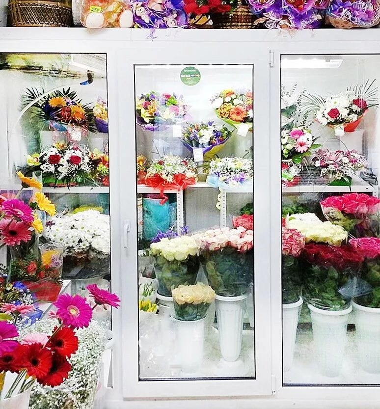 Цветы в цветочном магазине. Магазин с цветами. Цветы магазинные. Цветочный салон. Витрина букетов
