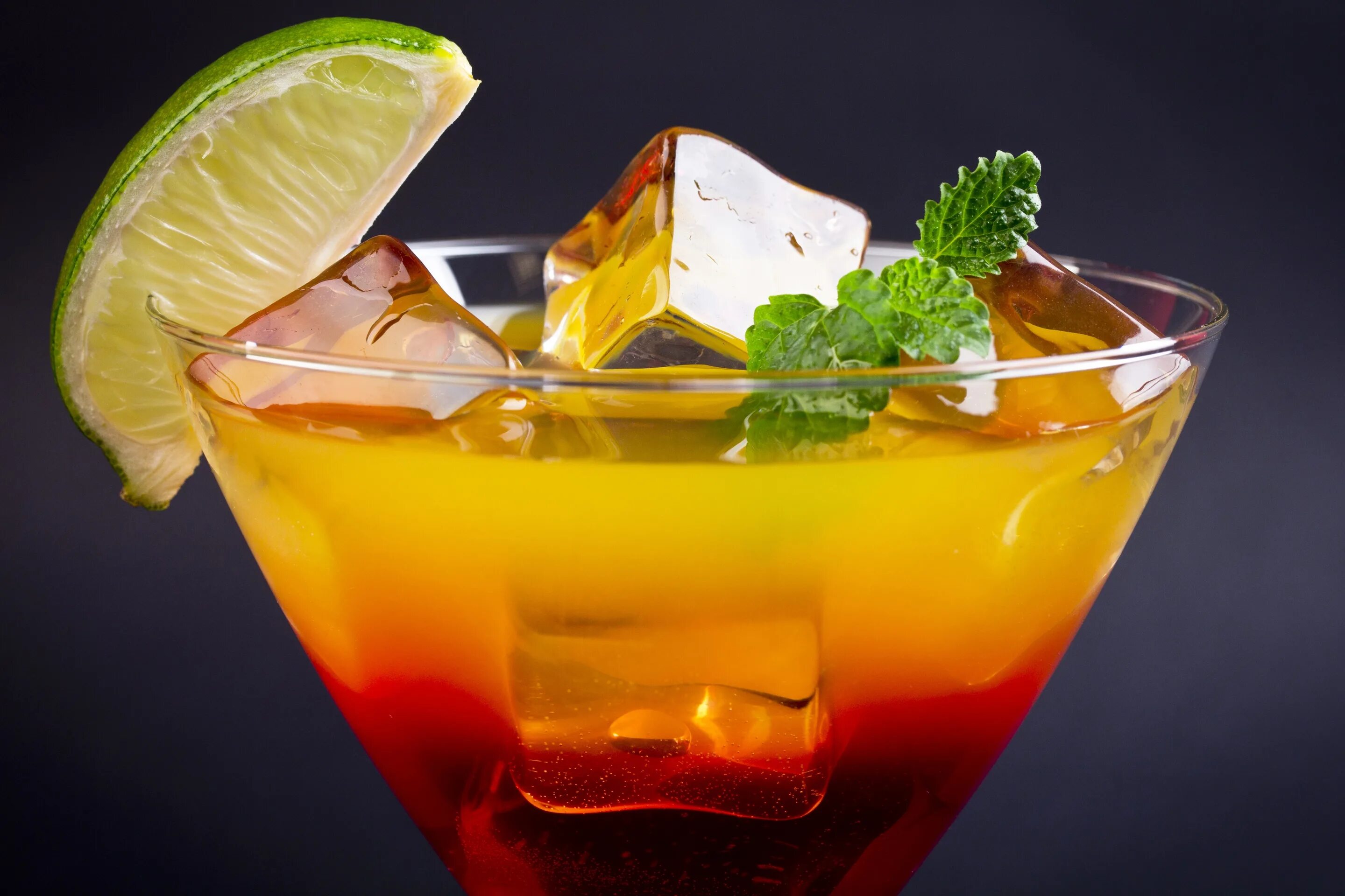 Трубочки для коктейля. Пять напитков. Красивые коктейли. Пять напитков. Напитков, сохраняющих молодость.