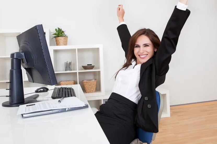 Работа на пол рабочего дня. Работа на пол рабочего дня. Девушка офисный работник. Ищу работу на неполный рабочий день. Человек сидит в офисе.