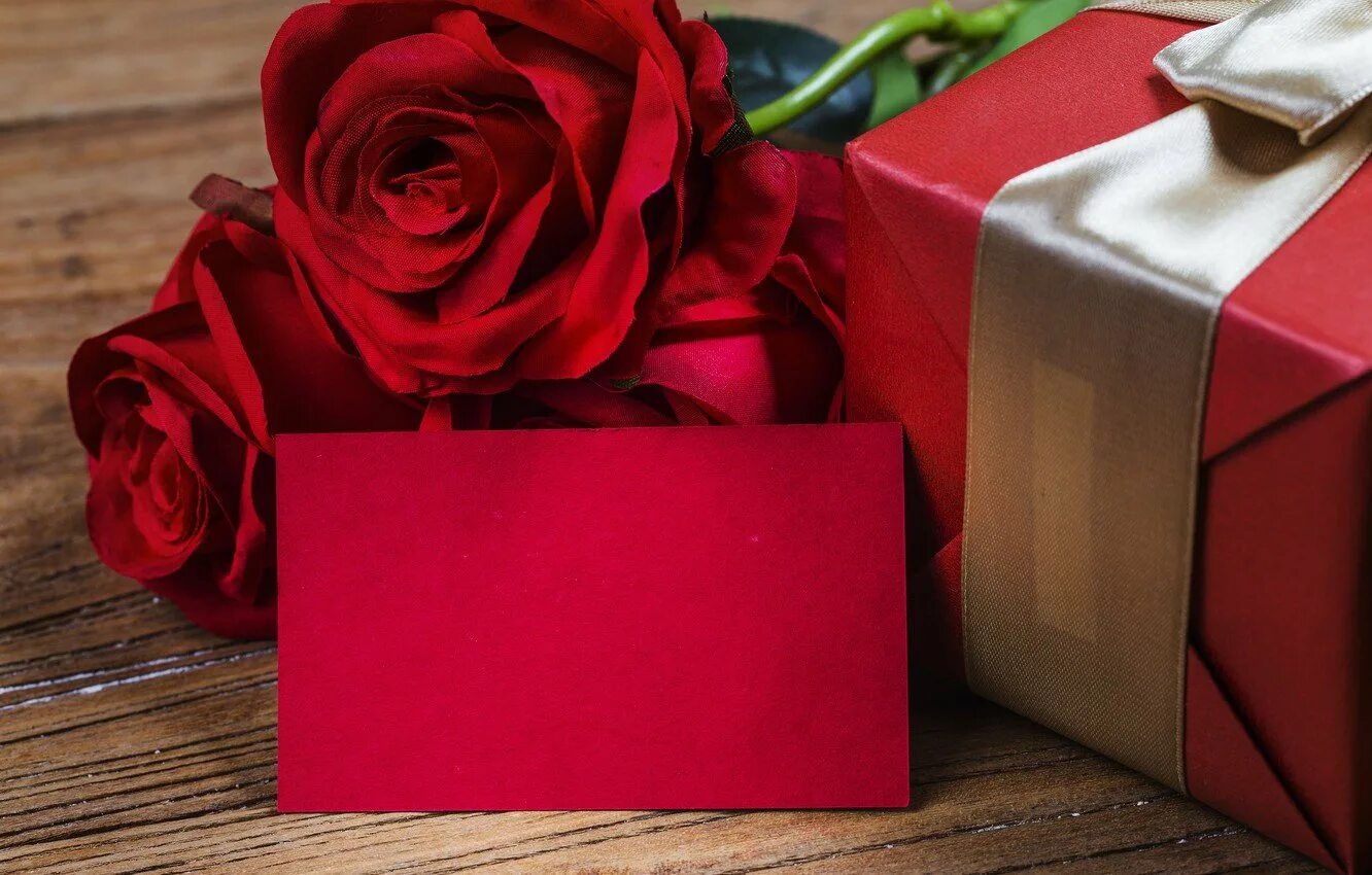 Цветы в подарок. Розы подарок. Подарок с цветами. Подарок красного цвета.