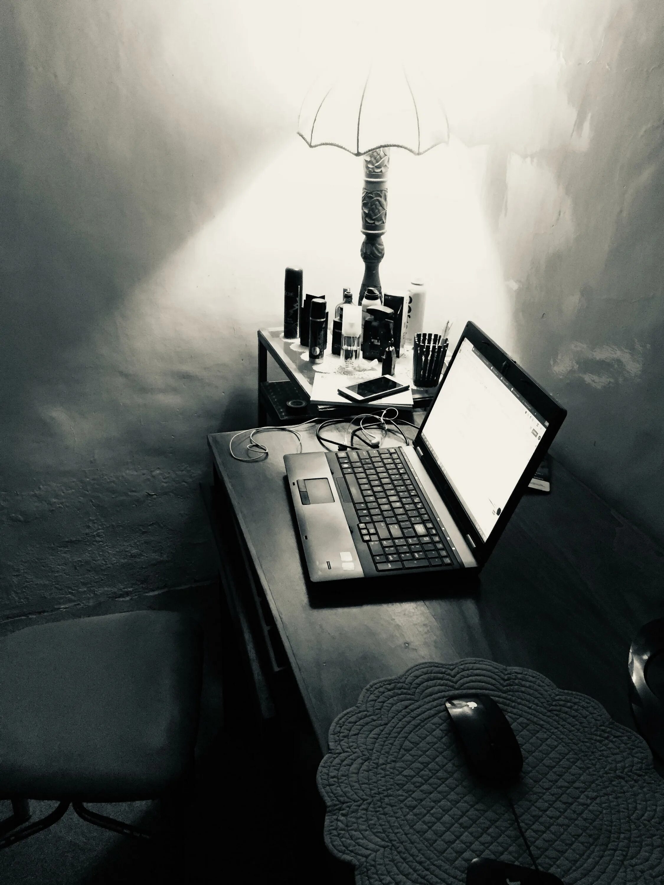 Work my own. Стол для компьютера. компьютер и телефон. обои офис на айфон. deskwork.