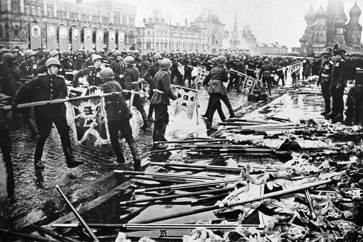 В 1945 году создан. Мавзолей ленина парад победы 1945. парад победы 24 июня 1945 года. немецкие флаги бросают к мавзолею парад победы 1945. парад победы 1945 штандарты у мавзолея.