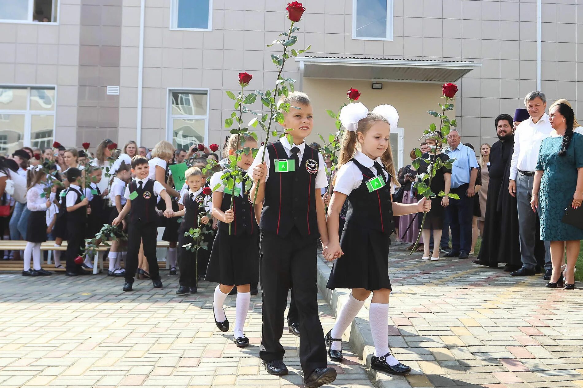 Академическая гимназия москва тульская. Первый класс в краснодаре. Гимназия 71 краснодар. Школа юг 2 самара. Общая фотография первоклассников.