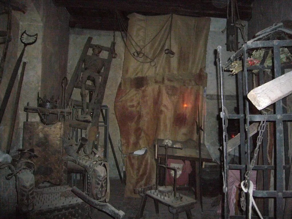 Средневековый музей пыток италия сан-джиминьяно. Средневековый замок шаакен. Чахтицкий замок комната батори. Музей пыток в гааге нидерланды. Пыточные инструменты инквизиции.