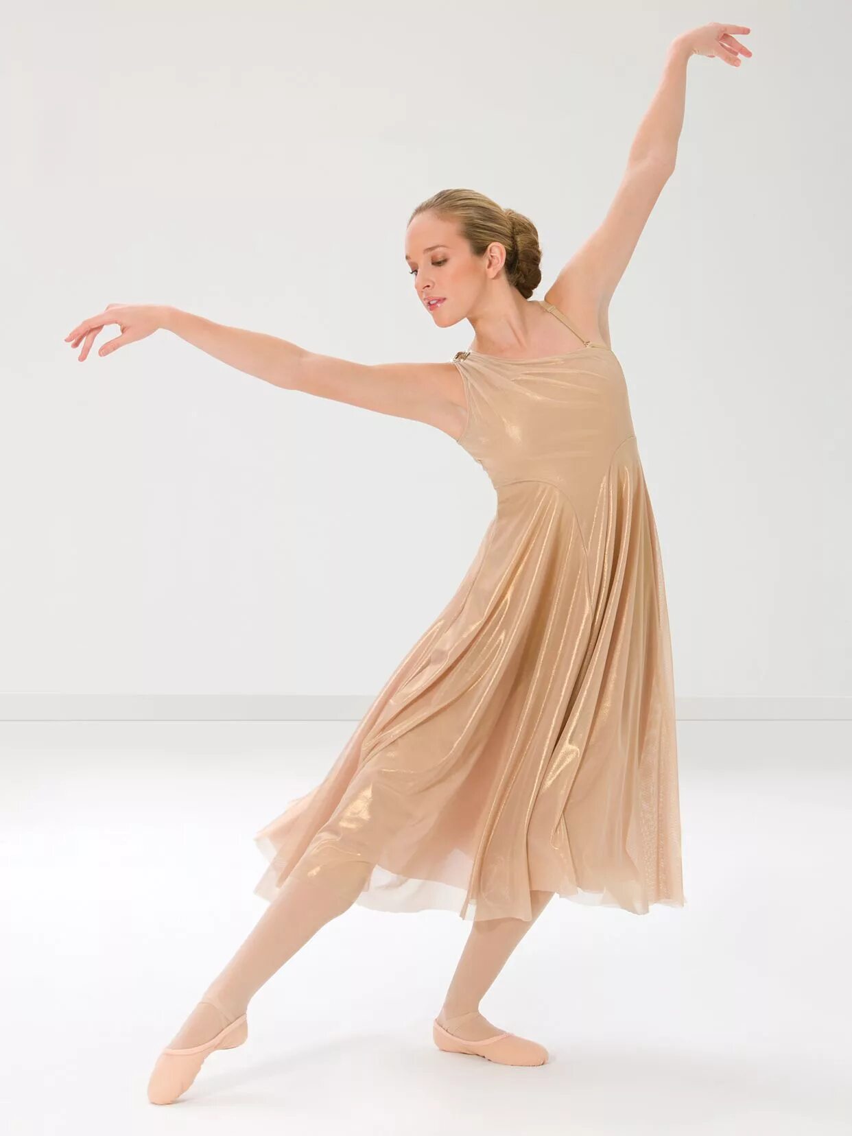 Девочка в бежевом платьице танец. Кружится в платье. Ольга ломоносова балерина. Девочка в бежевом платьице танец. Платье для танца модерн.