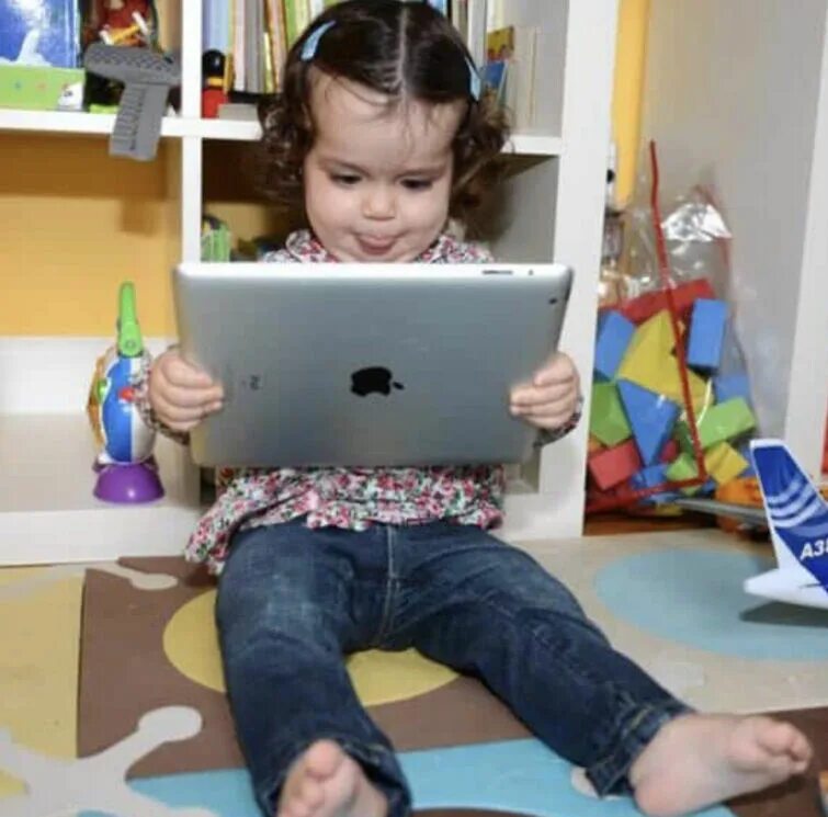 Дети айпада. Айпад для детей. айпад кид. айпадкидс дети. ipad kid meme.