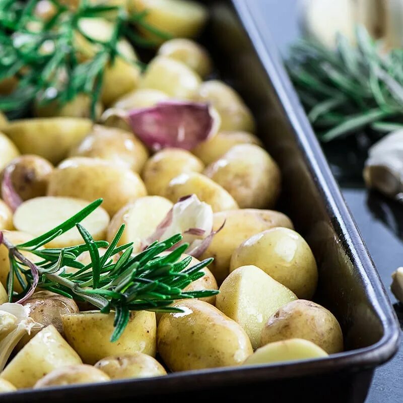 Картофель с розмарином. Картофель черри с розмарином. Картофель с розмарином и чесноком. Картошка с розмарином в духовке