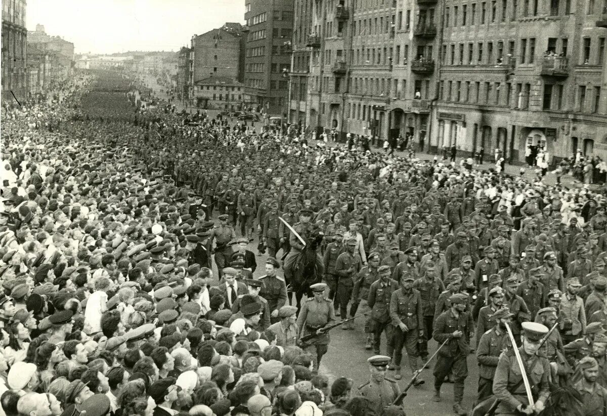 17 Июля 1944 парад военнопленных в Москве. Парад пленных немцев в Москве 1944. Шествие немецких военнопленных в Москве 1944. 1944 Год парад пленных немцев в Москве. Операция вальс