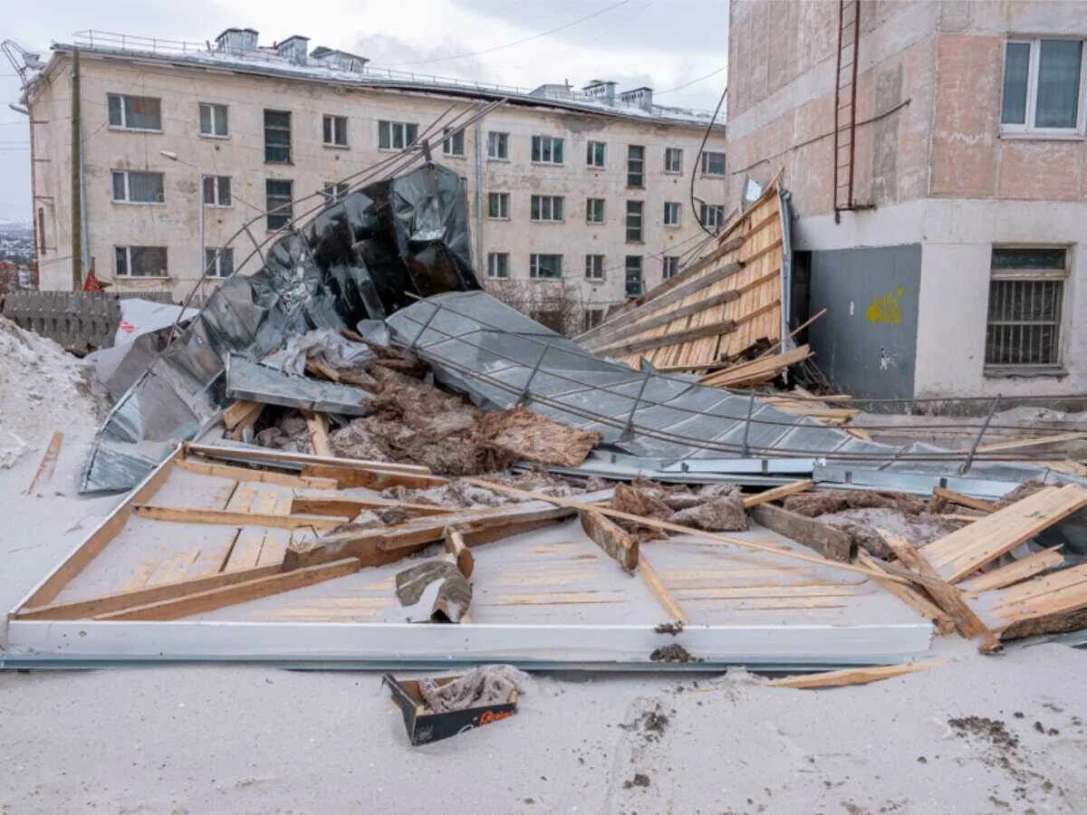 девушка солнце. девушку уносит ветер. холодный ветер. если ветер крыши рвет, если град загрохал,- каждый знает — это вот. песня срывает ветер.