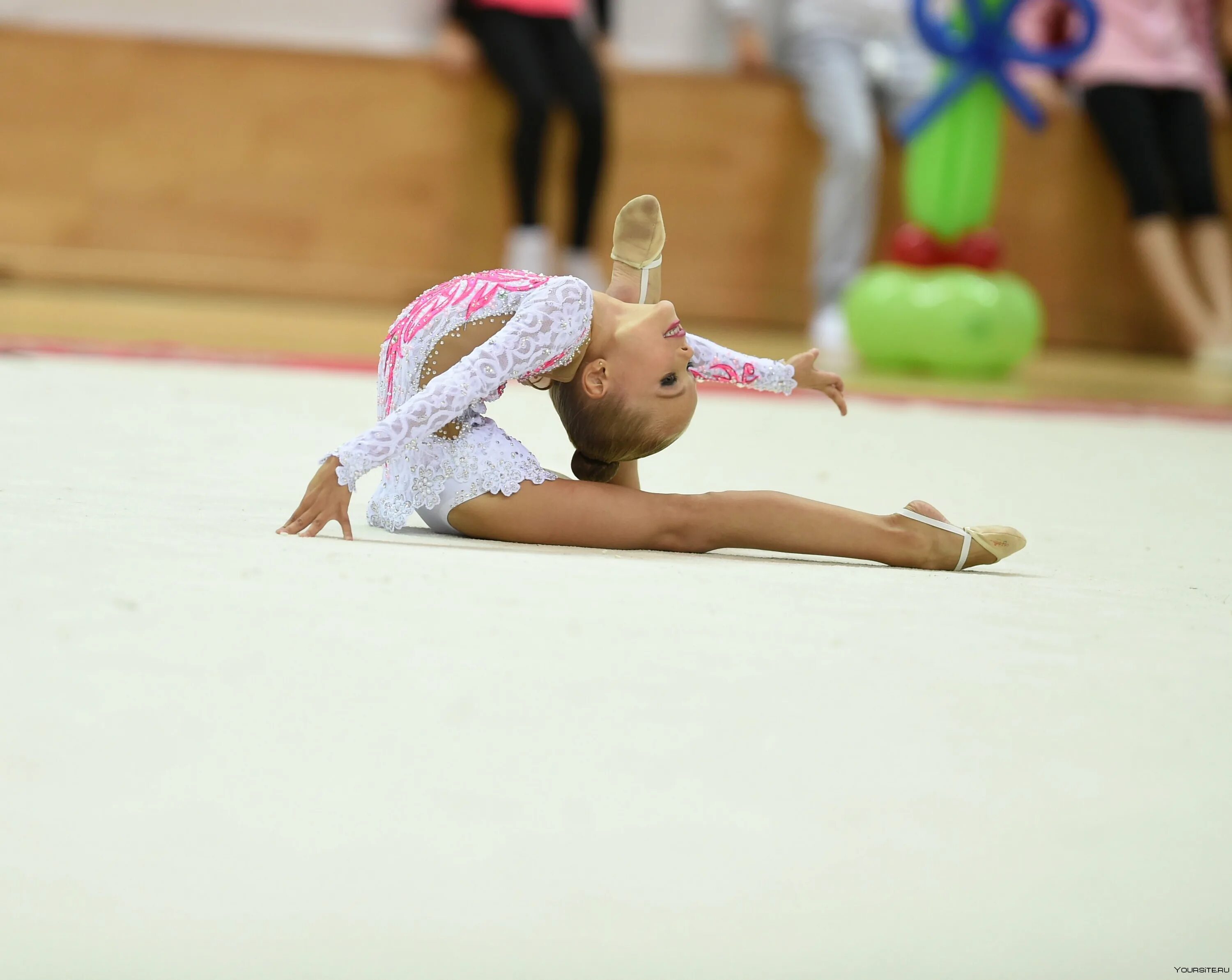 художественная гимнастика дети. маленькая гимнастка. художественная гимнастика девочки 5. художественная гимнастика дети. художественная гимнастика дети.