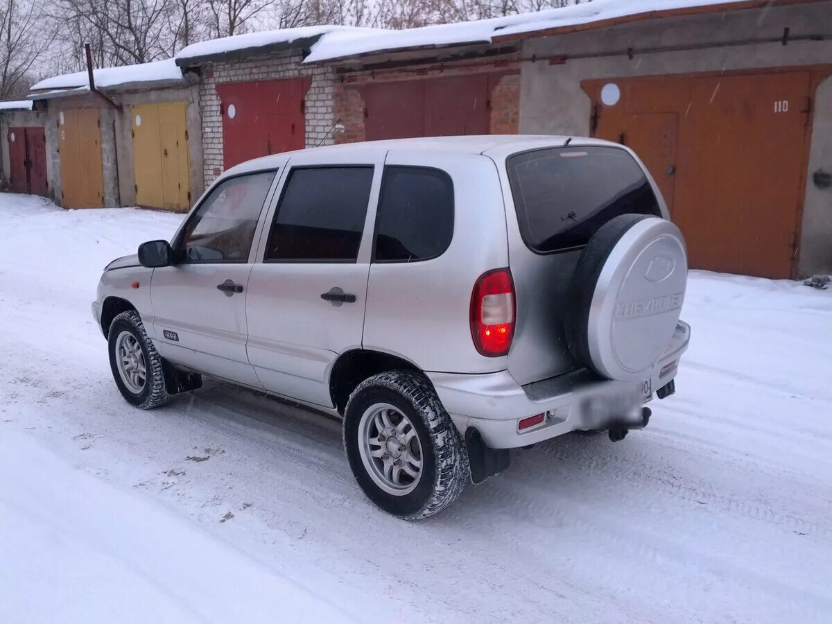 Купить шевроле б у в россии. Chevrolet Niva 2004. Шевроле Нива 2004 год серебристый. Нива Шевроле 2008 года серебристый. Chevrolet Niva 2004 зима.