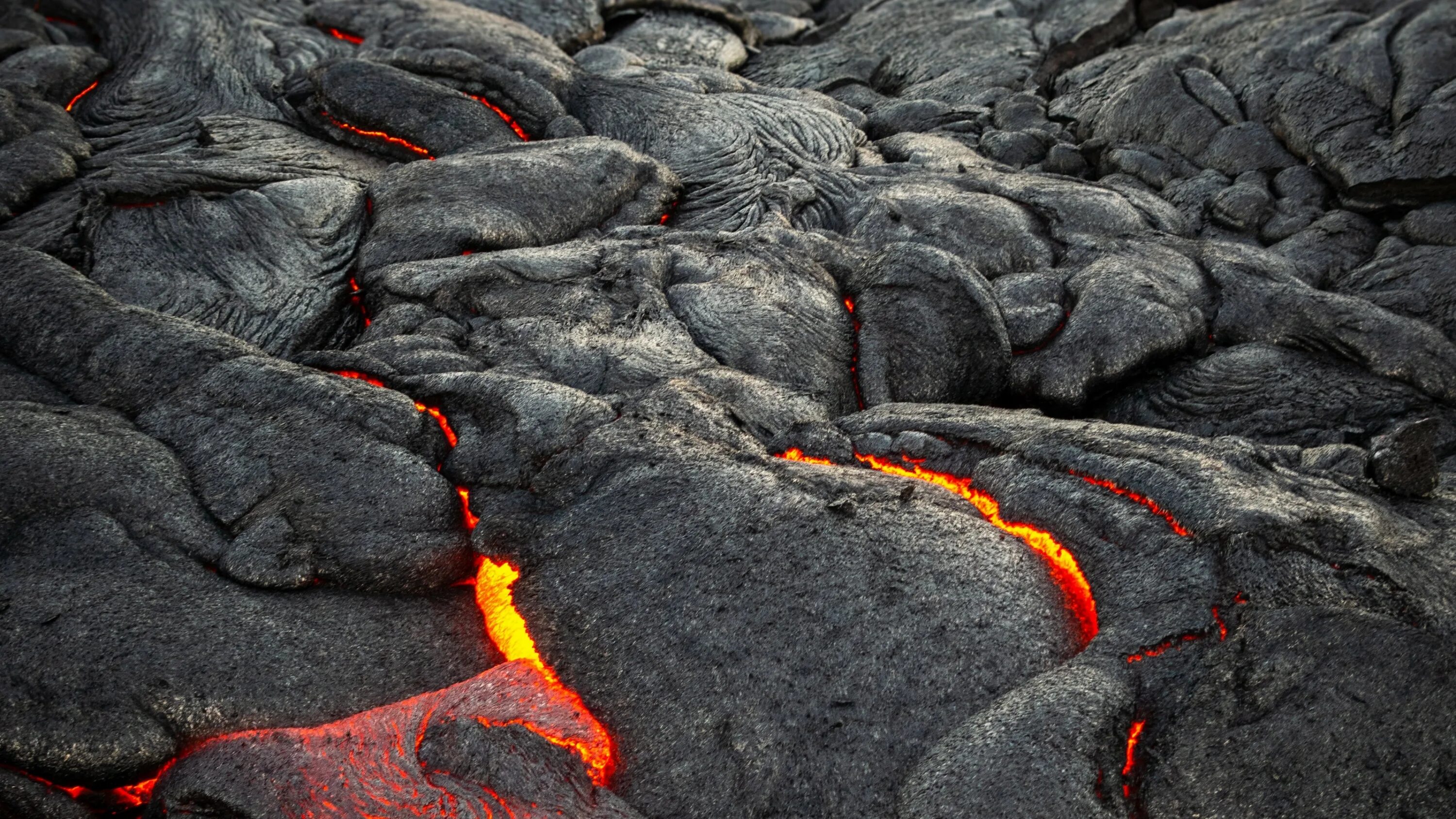 Застывшая вулканическая лава. Лава вулканическая Исландия камень. Лава магма вулкан. Базальтовая лава.