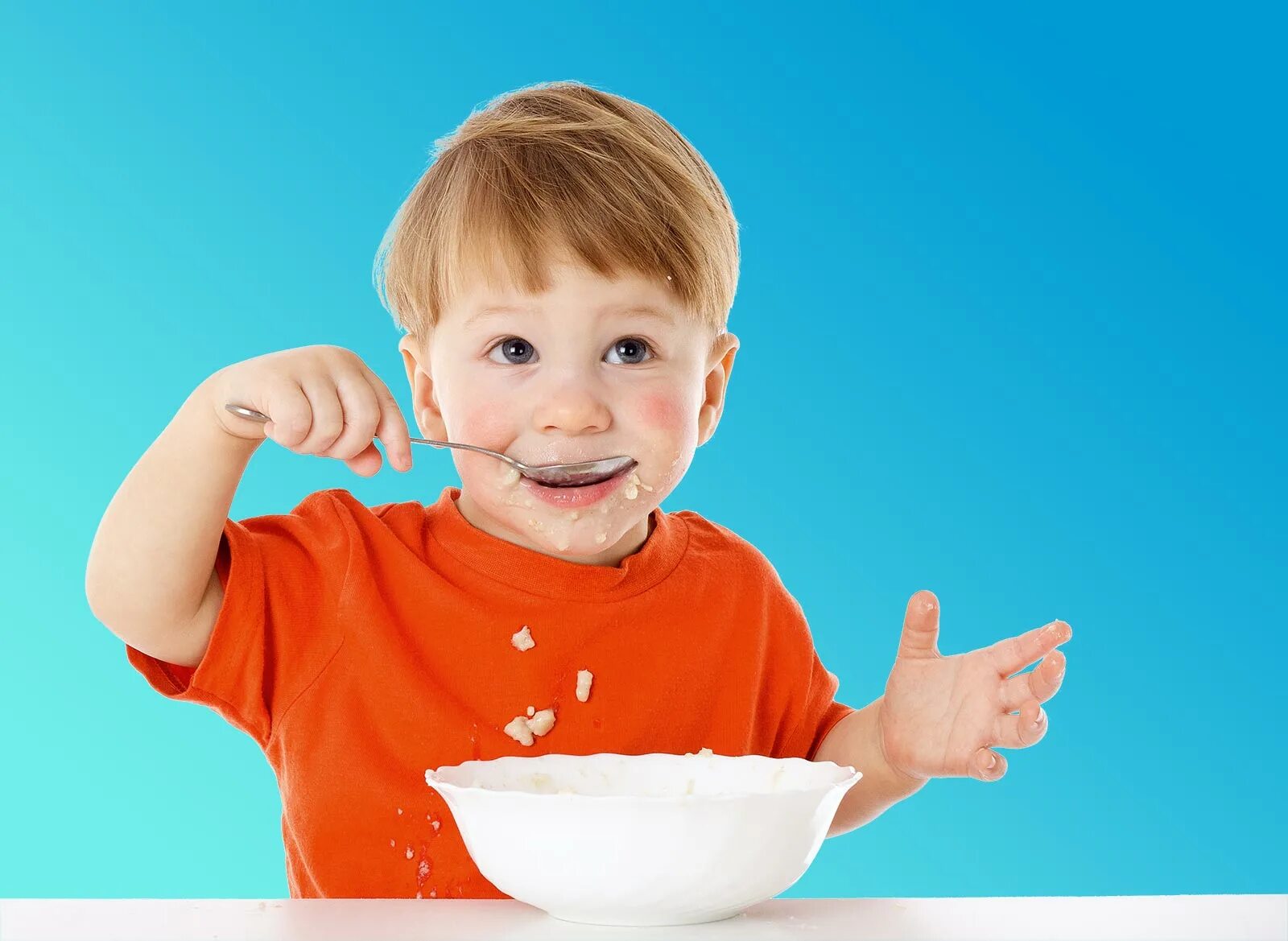 Съесть манную кашу. Ребенок кушает. Ребенок завтракает. Мальчик ест. Кушать кашу.