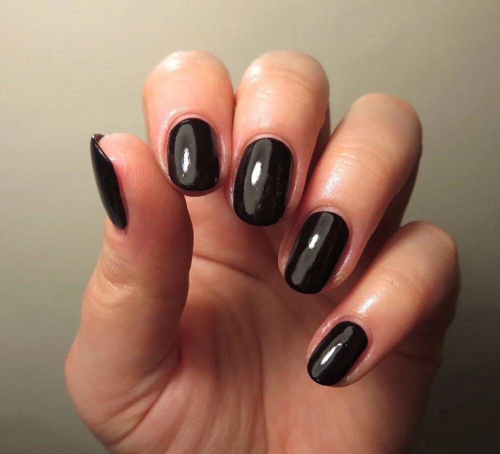 Черный маникюр на короткие овальные ногти. Черные круглые ногти. короткие круглые черные ногти. черные овальные ногти короткие. чёрный маникюр на короткие ногти овальной формы.