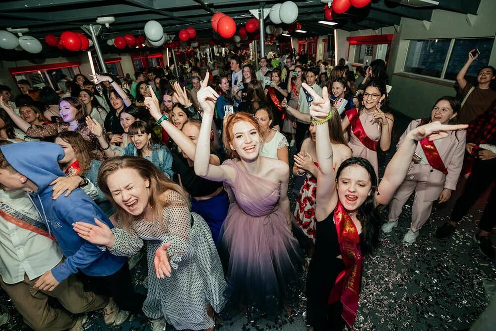 Выпускной в парке горького 2024. Парк горького выпускной 2024. Выпускной 2022 в москве парк горького. Дискотека на теплоходе по москве. Ведущие московского выпускного 2024.