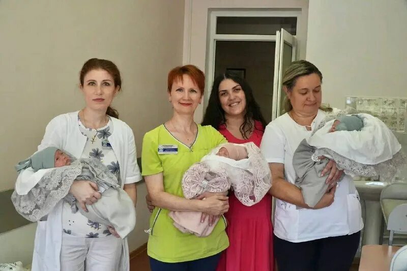 выписка с роддома двойни и тройни. перинатальный семей центр. перинатальный центр липецк. фотосессия с тройняшками. братский перинатальный центр выписка.