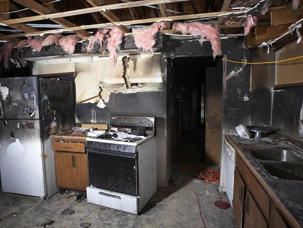 Кухня после пожара. Квартира после пожара. Сгорела кухня в квартире.