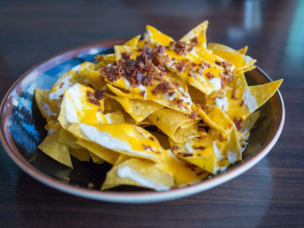 Nacho cheese. Nacho cheese. Кукурузные чипсы начос. Сырный соус для начос. Nachos с сырным соусом.