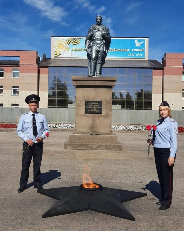 Верхняя пышма 13 июля. Вечный огонь верхняя пышма. ленина 125 г верхняя пышма. сотрудники полиции верхняя пышма. вечный огонь верхняя пышма фото.