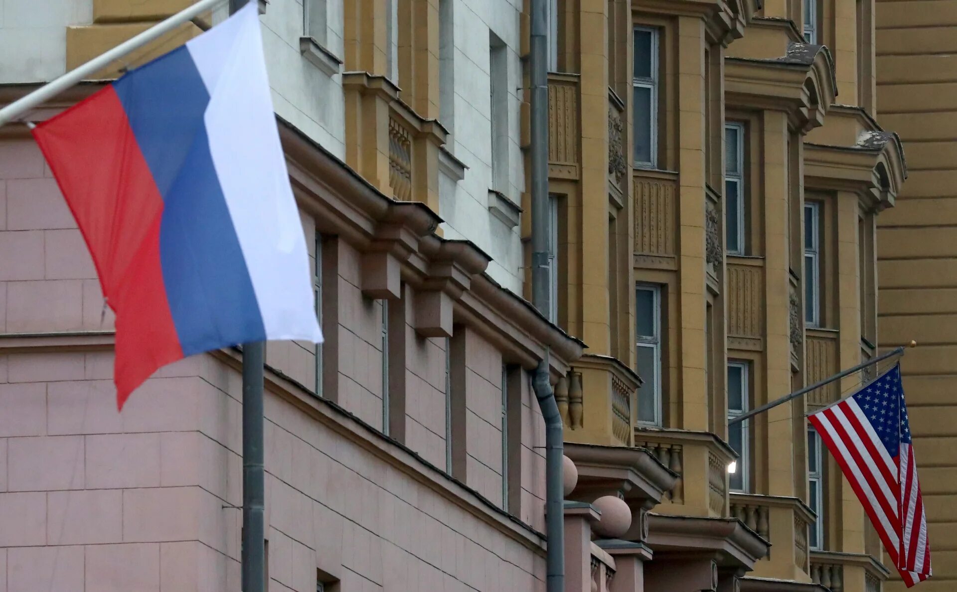 Новые санкции. Посольство России в США. Русские посольства в США сейчас. Украинские флаг на здании МИД РФ. Белый дом с российским флагом.