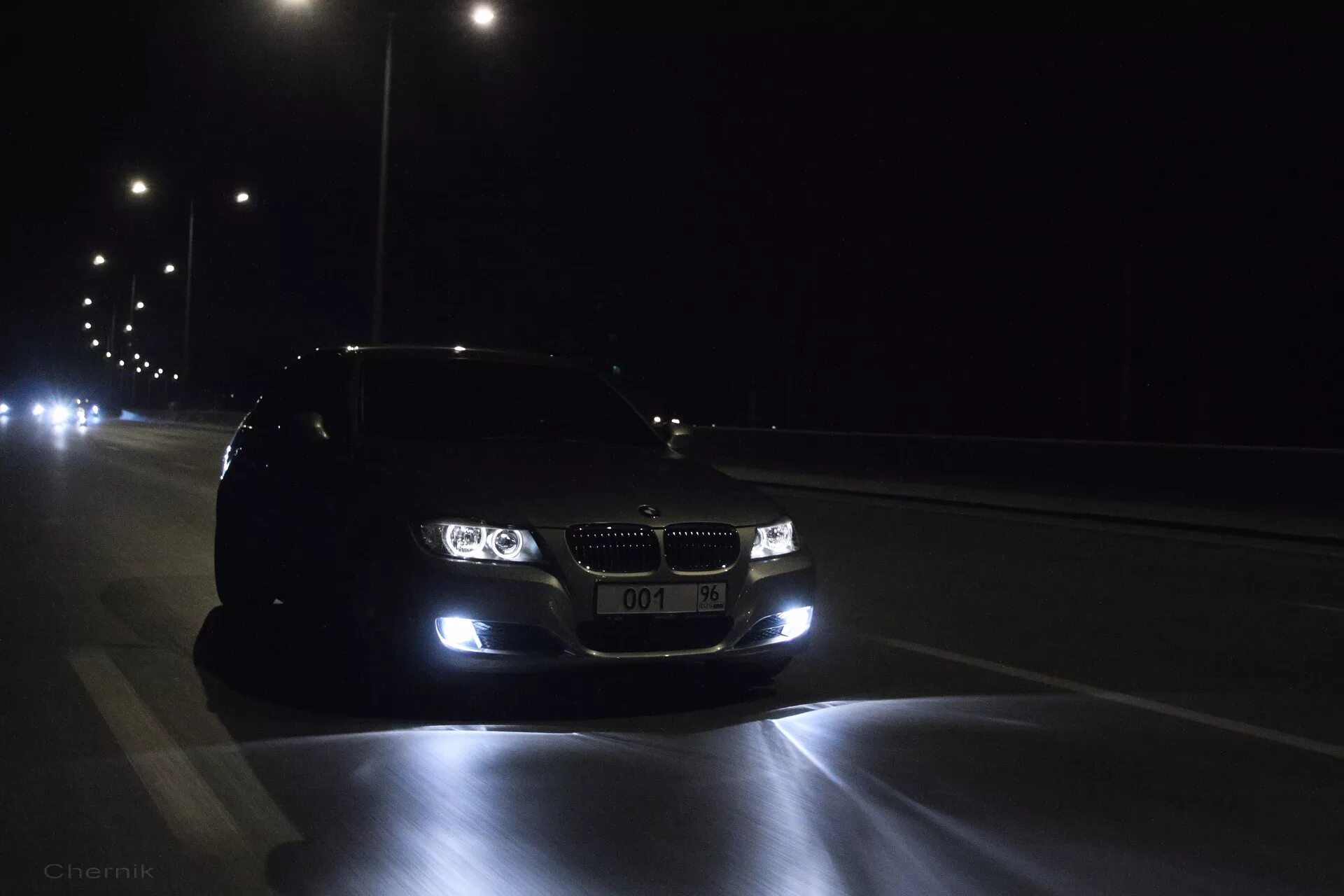 Фары в темноте видео. BMW e90 ночь. БМВ е60 в темноте. БМВ 3 e90 ночью. E90 BMW В темноте.