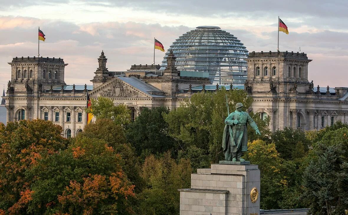 Мид фрг ,thkbz. Рейхстаг парламент германии. Бундестаг парламент. Германия достопримечательности с флагом. Немецкий парламент представляющий земли.