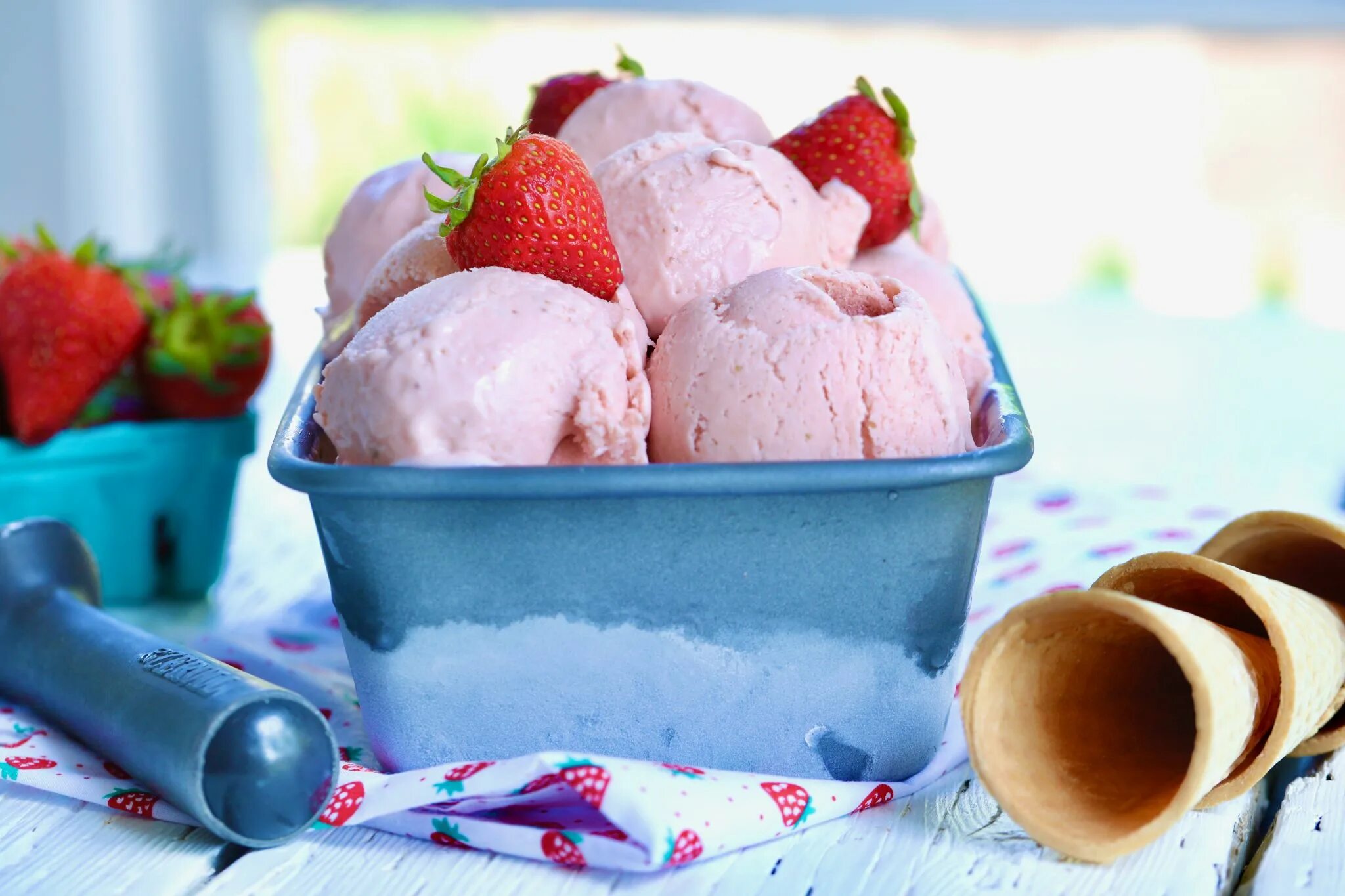 Strawberry ice cream machine девочка. Стравберри айс крим. strawberry ice cream machine ice cream фулл. строббери айс крим мачине. джелато мороженое.