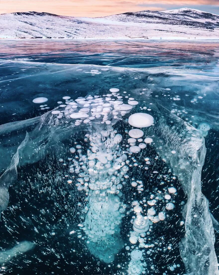 Океан покрытый льдом. Метановые пузырьки на Байкале. Метановые пузыри на Байкале. Замерзший лед Байкал. Замерзшее озеро Байкал.