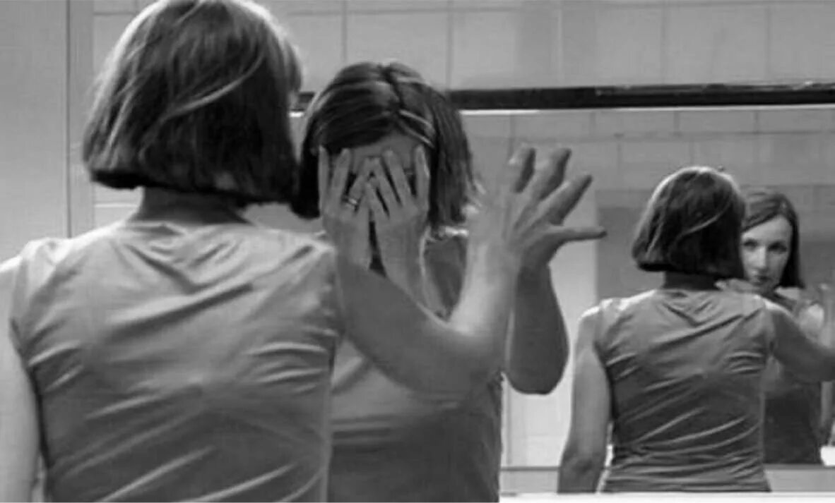 Отражение в зеркале. Старость в зеркале. Не видеть своего отражения в зеркале. Отражение в зеркале. Не видеть своего отражения в зеркале.