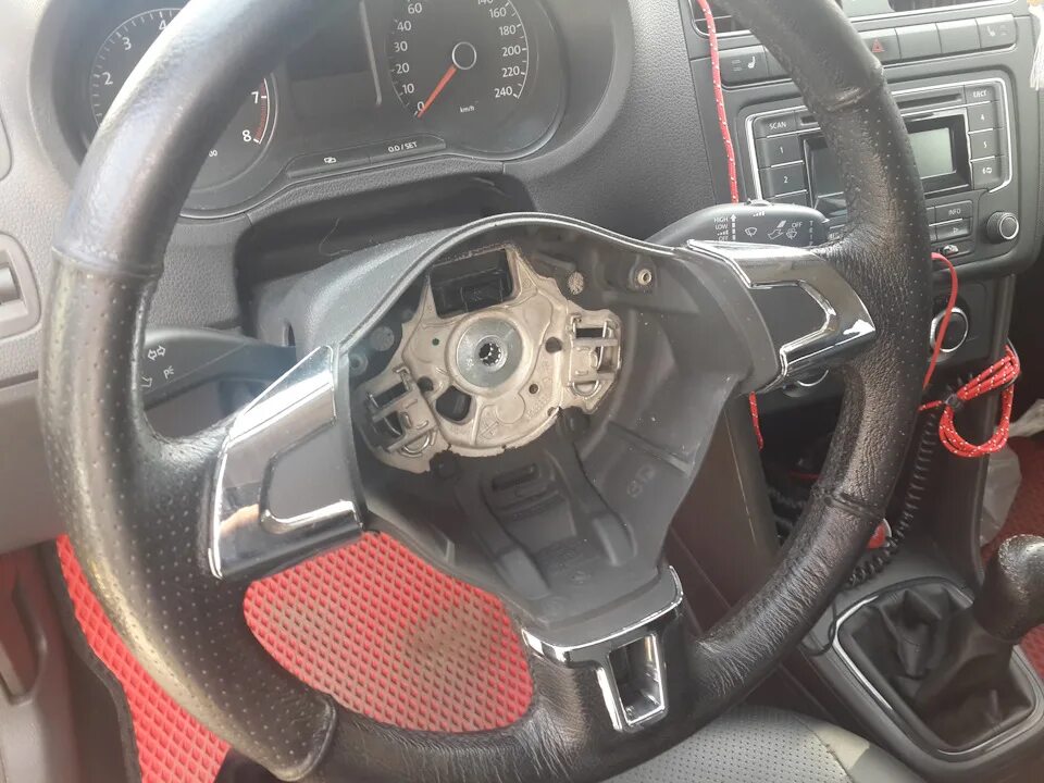 Скрип руля поло. Подушка руля поло седан. Снятие руля vw polo. Снятие подушки безопасности поло седан. Как завести фольксваген поло автомат.