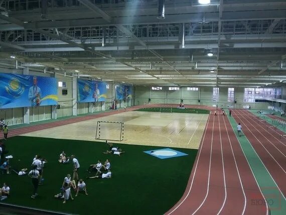 Ж ж манеж. Легкоатлетический манеж 200м нефтекамск. Жд манеж. Легкоатлетический манеж 200м нефтекамск. Киров манеж легкая атлетика.