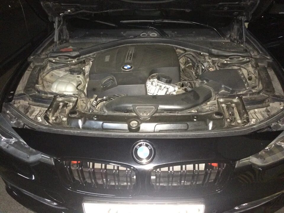 Открыть капот bmw. БМВ 745 2002 год замки капота. БМВ 520д капот деталь. БМВ f30 капот открывается. BMW 520i открыть капот.