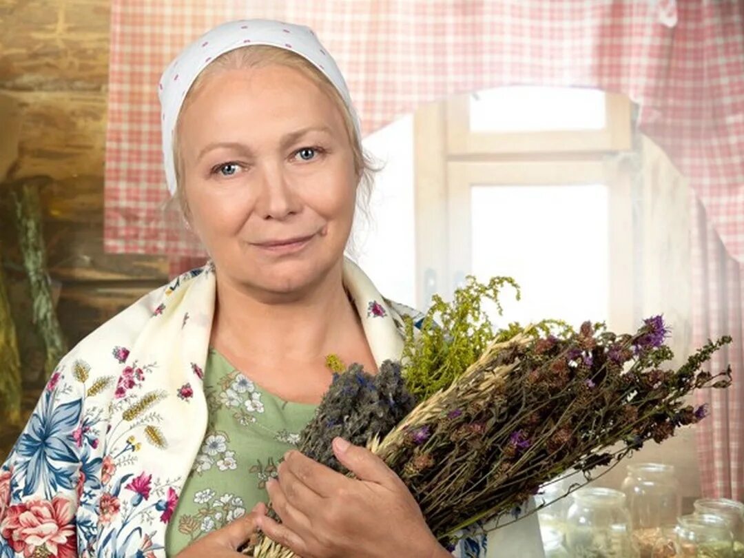 Бабушка целительница. Знахарка глава. Знахарка глава. Седая ведьма. Знахарка 2020.