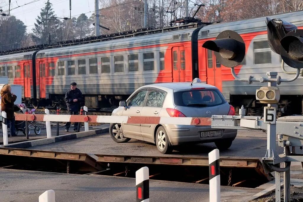 Проезд железной дорогой. Железнодорожный переезд. жд переезд. шлагбаум железнодорожный. шлагбаум на железной дороге.