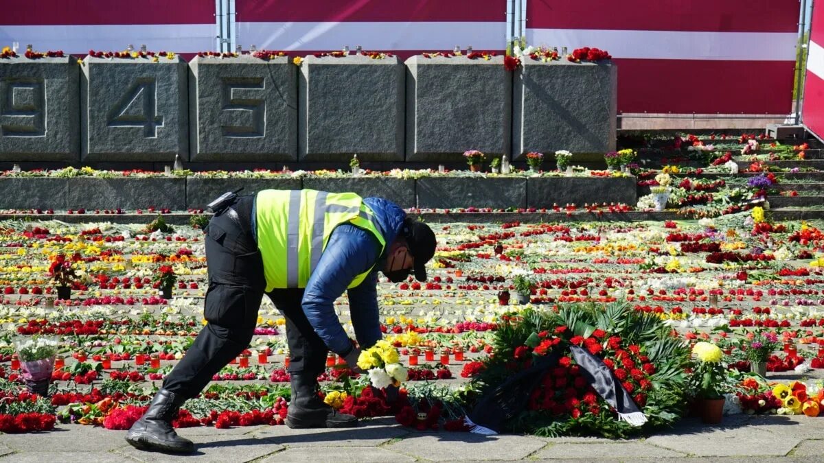 В риге запретили нести цветы. Рига памятник воинам освободителям 9 мая. Возложение цветов к памятнику в Риге. Цветы на мемориале. Рига 9 мая 2022 цветы у памятника.